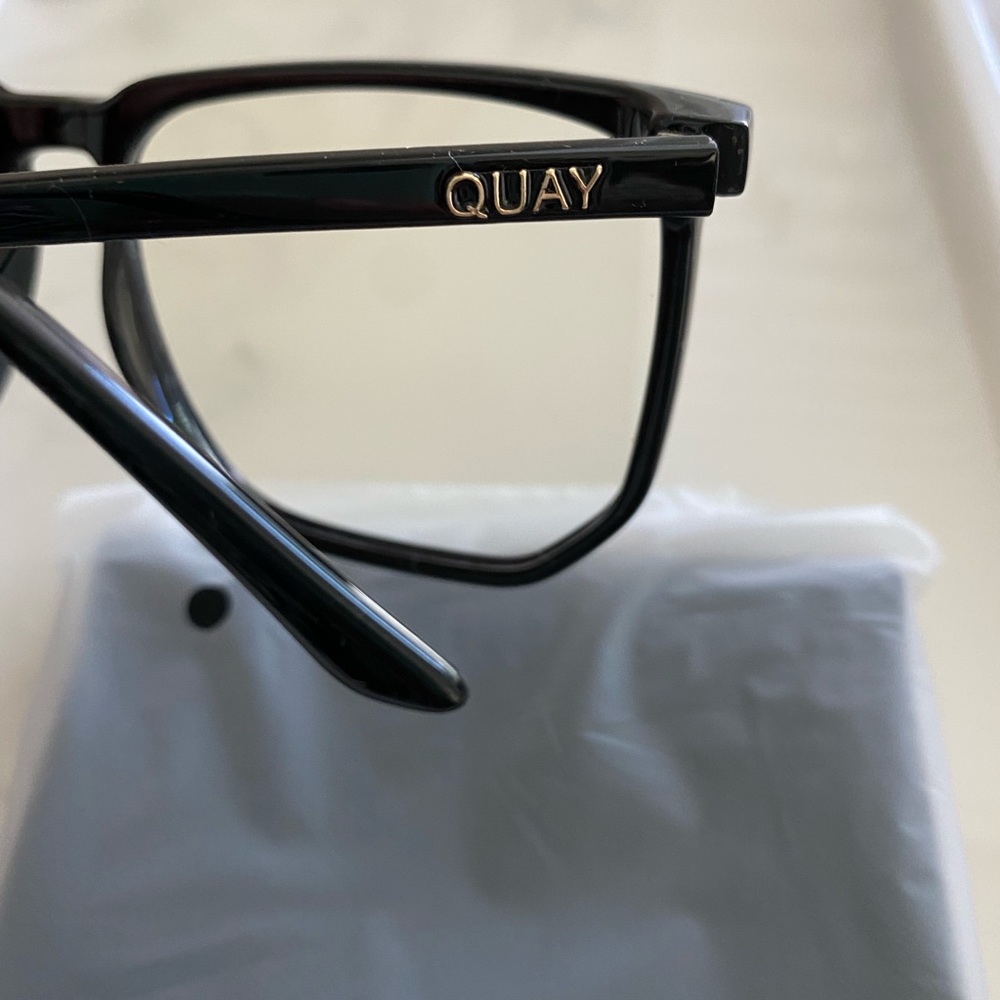 QUAY Stranger Glasses - Picture 7 of 8